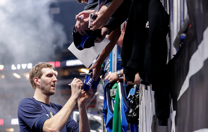 老鹰观众热烈欢呼！，Doinb迎来十五赛季出色发挥再创辉煌时刻